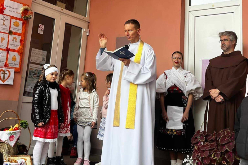 Diecézny školsky úrad - oznamy / Požehnanie úrody v Cirkevnej základnej škole sv. Jána Bosca - foto