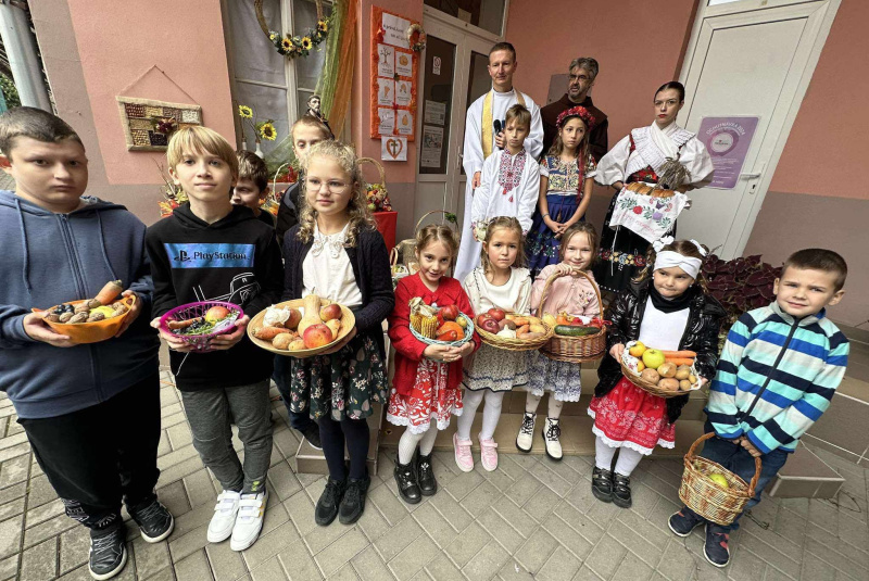 Diecézny školsky úrad - oznamy / Požehnanie úrody v Cirkevnej základnej škole sv. Jána Bosca - foto