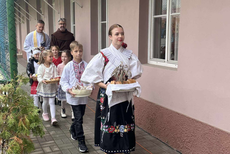 Diecézny školsky úrad - oznamy / Požehnanie úrody v Cirkevnej základnej škole sv. Jána Bosca - foto