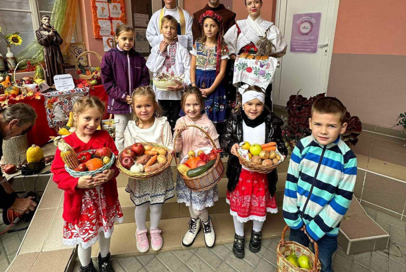 Diecézny školsky úrad - oznamy / Požehnanie úrody v Cirkevnej základnej škole sv. Jána Bosca - foto